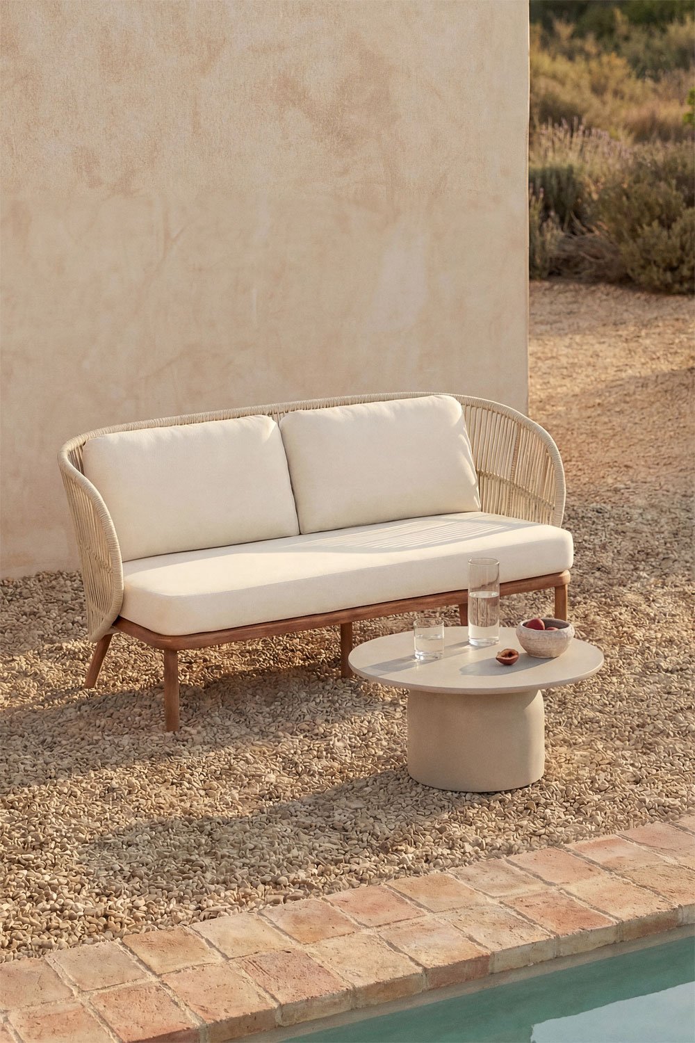 Tuinset met 2-zits bank van gevlochten touw Capri en ronde salontafel Ø75 cm van Layana cement, galerij beeld 1