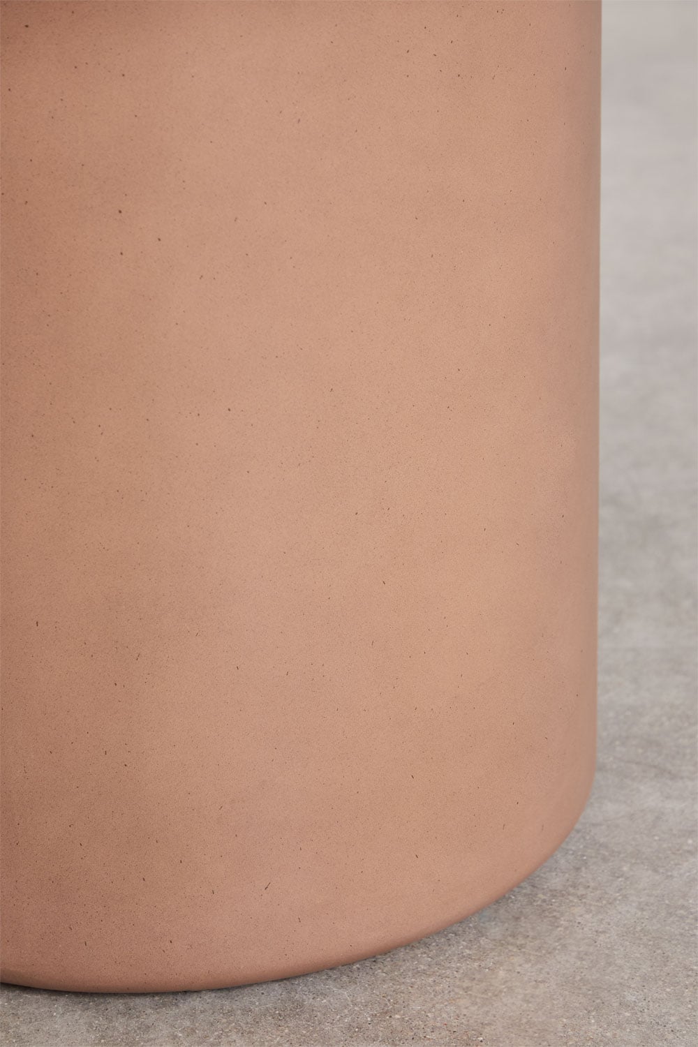 Set van ronde tafel Ø120 cm in cement Namara en 4 tuinstoelen met armleuningen in acaciahout Karvia, galerij beeld 4