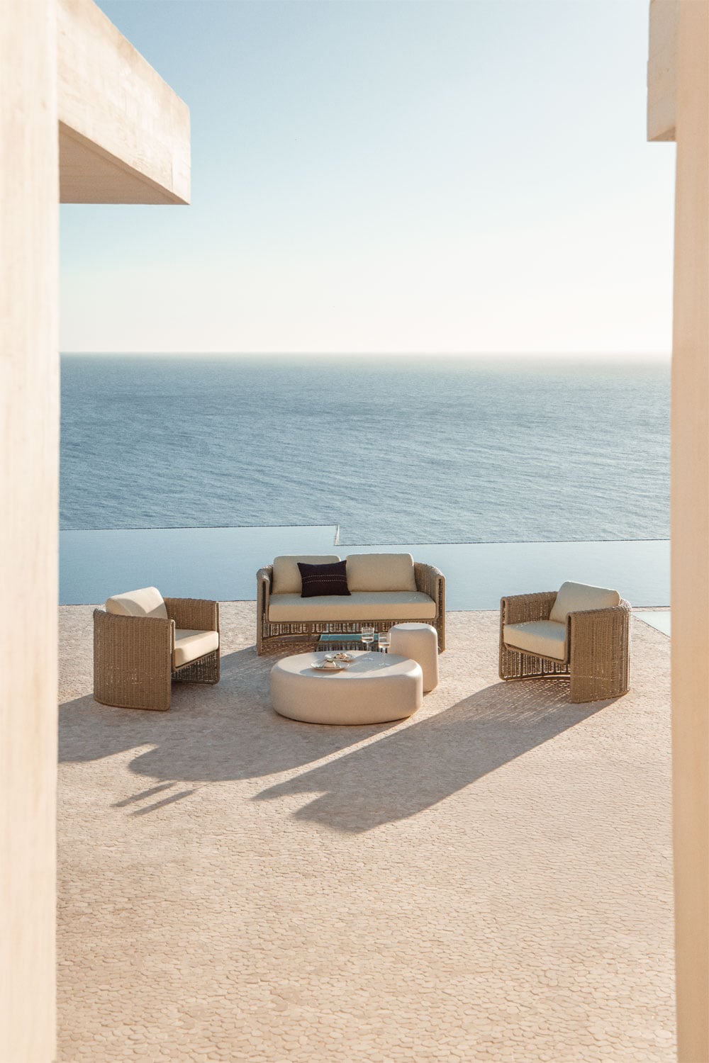 Tuinset met 2-zitsbank, 2 stoelen van staal en synthetisch riet Lina en 2 salontafels van cement Fonelas, galerij beeld 1