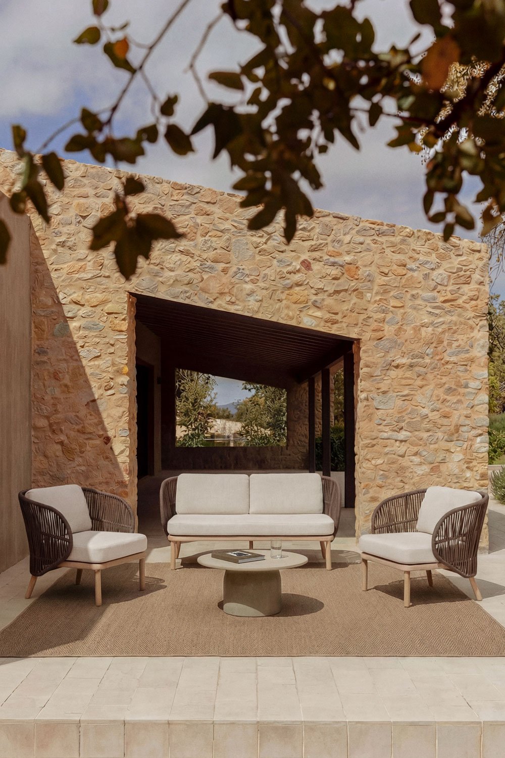 Tuinset met 2-zitsbank, 2 Capri fauteuils en ronde salontafel Ø75 cm in Layana cement, galerij beeld 1