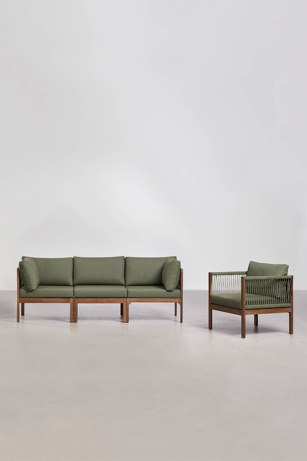 Woonkamerset met modulaire 3-zitsbank met armleuningen en fauteuil van acaciahout Branson, galerij beeld 1