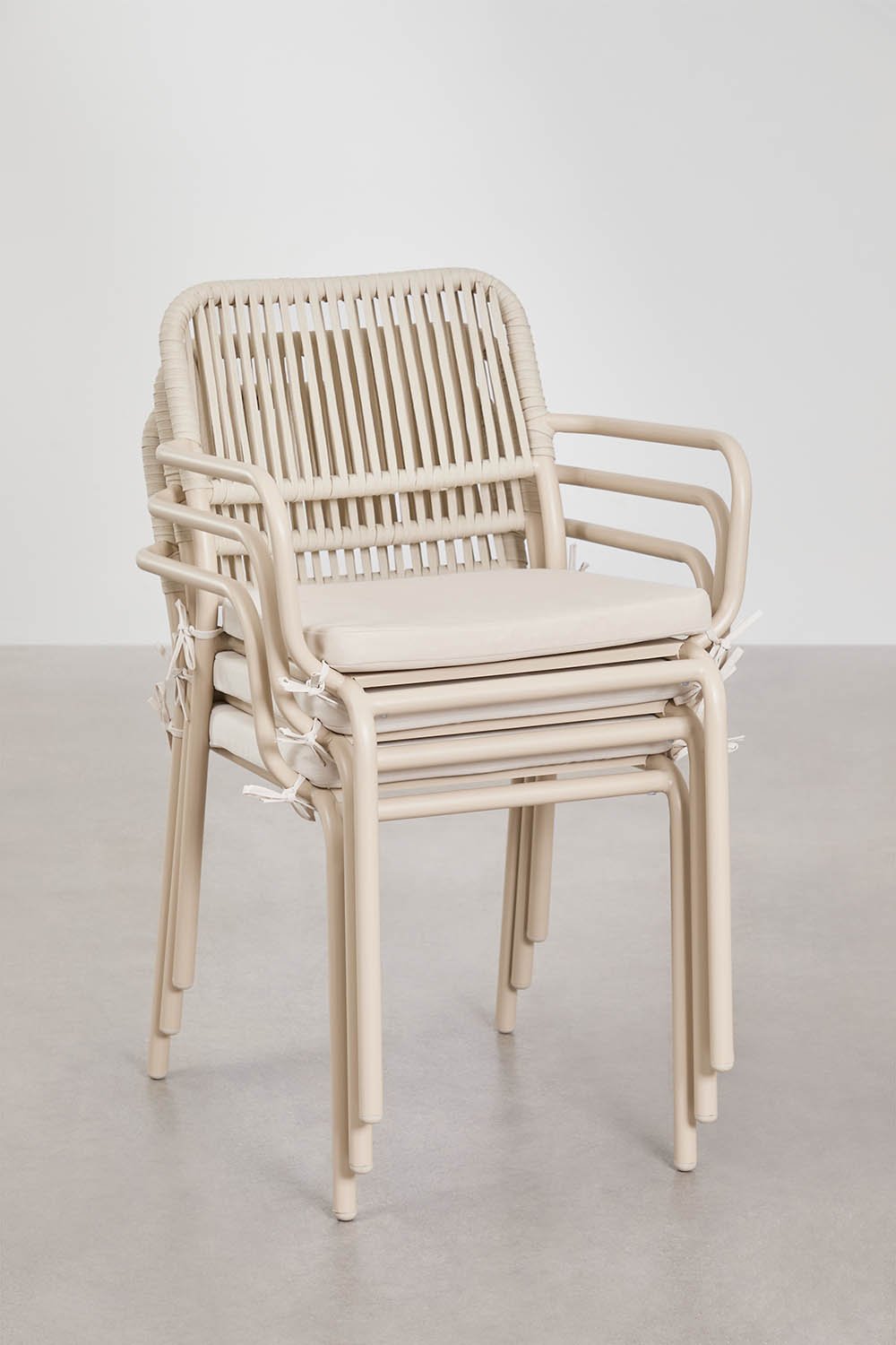 Stapelbare set van 6 tuinstoelen met armleuningen in gevlochten touw Arhiza, galerij beeld 8