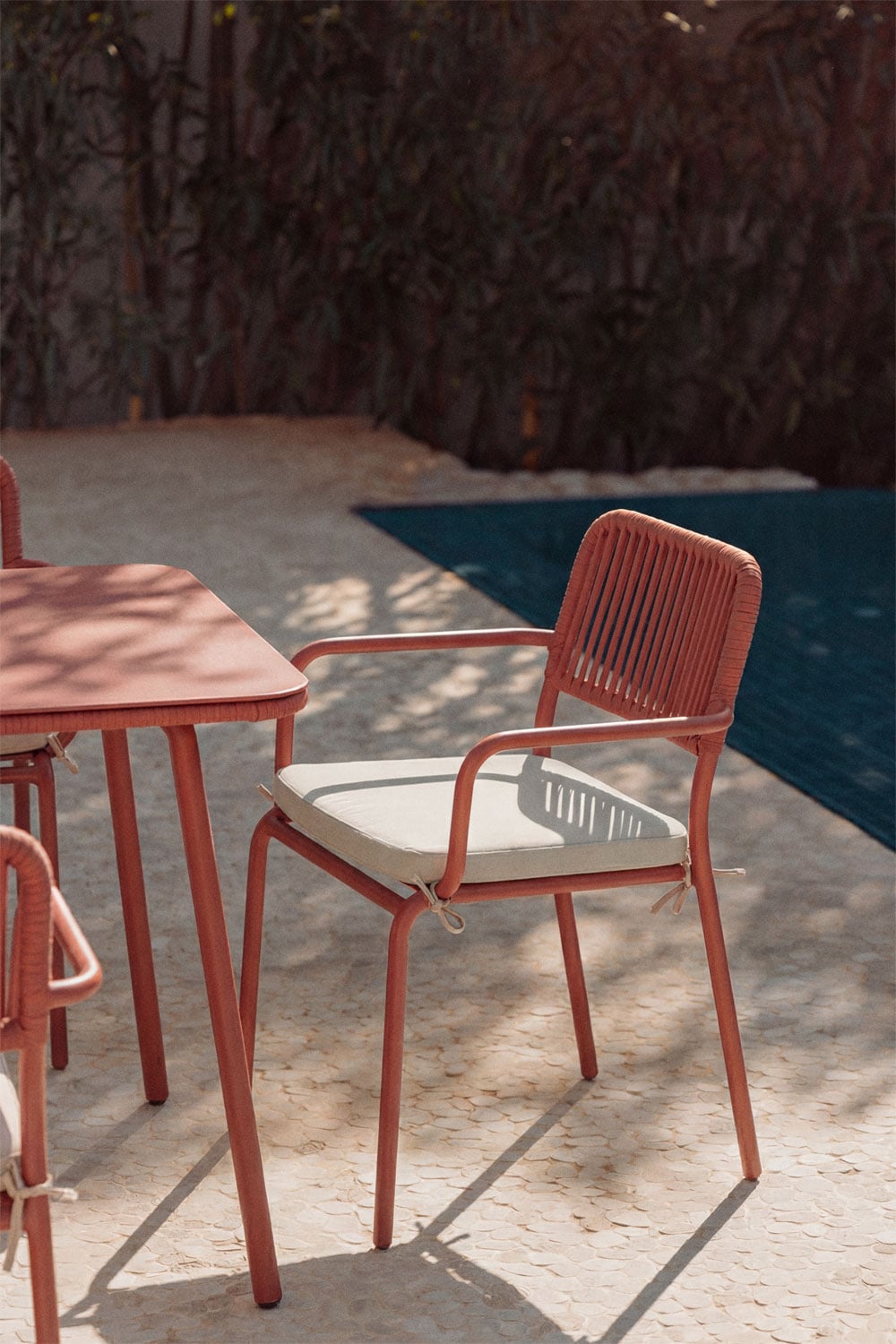 Stapelbare set van 6 tuinstoelen met armleuningen in gevlochten touw Arhiza, galerij beeld 1