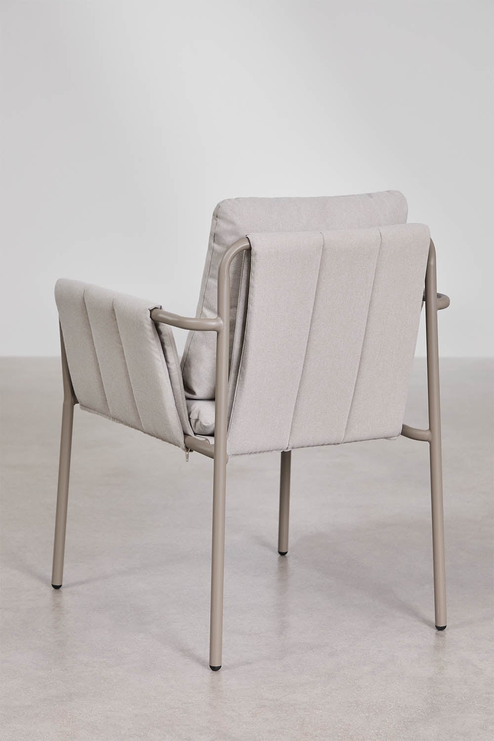 Ronde tafelset Ø120 cm in Eloria cement en 6 tuinstoelen met armleuningen, gestoffeerd en van Zunika staal, galerij beeld 9