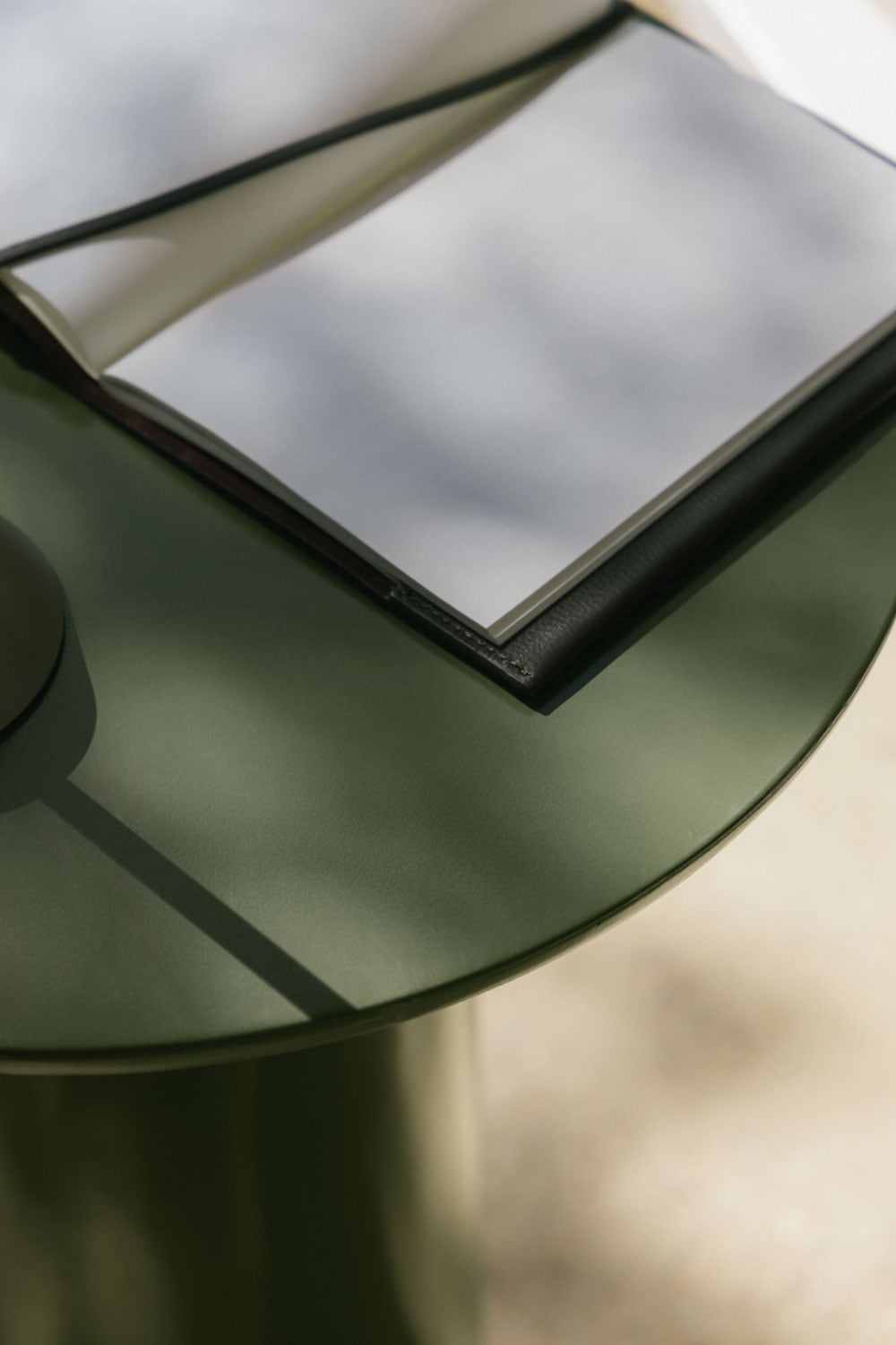 Ronde bijzettafel voor de tuin Ø45 cm in cement Layana, galerij beeld 2