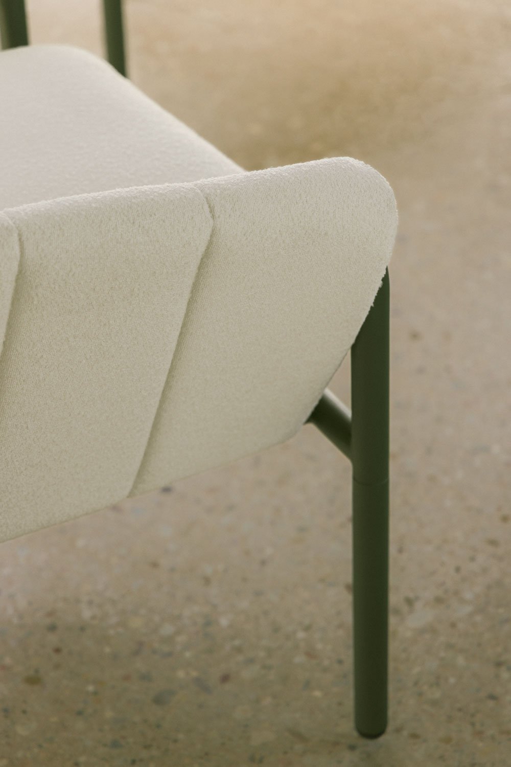 Zunika tuinset met 2 gestoffeerde fauteuils en salontafel van staal, galerij beeld 2