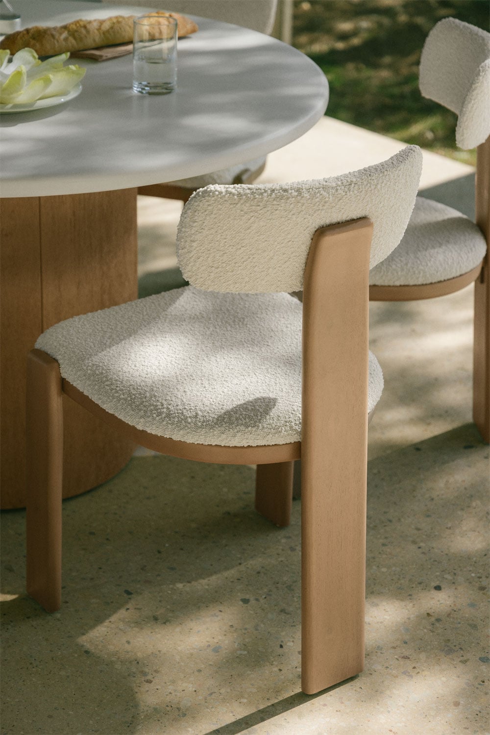 Set van 2 tuinstoelen van acaciahout en Malta bouclé stof, galerij beeld 1