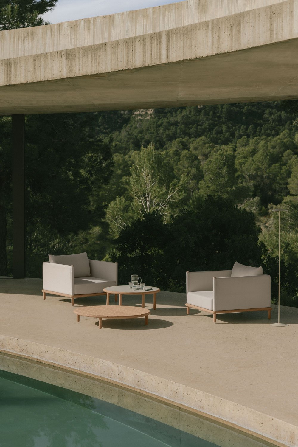 Tuinset met 2 fauteuils en 2 ronde salontafels van acaciahout Olivia, galerij beeld 1