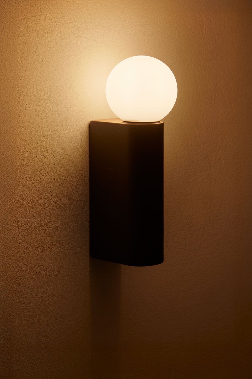 Wandlamp met glazen bol in aluminium Irvine, galerij beeld 2