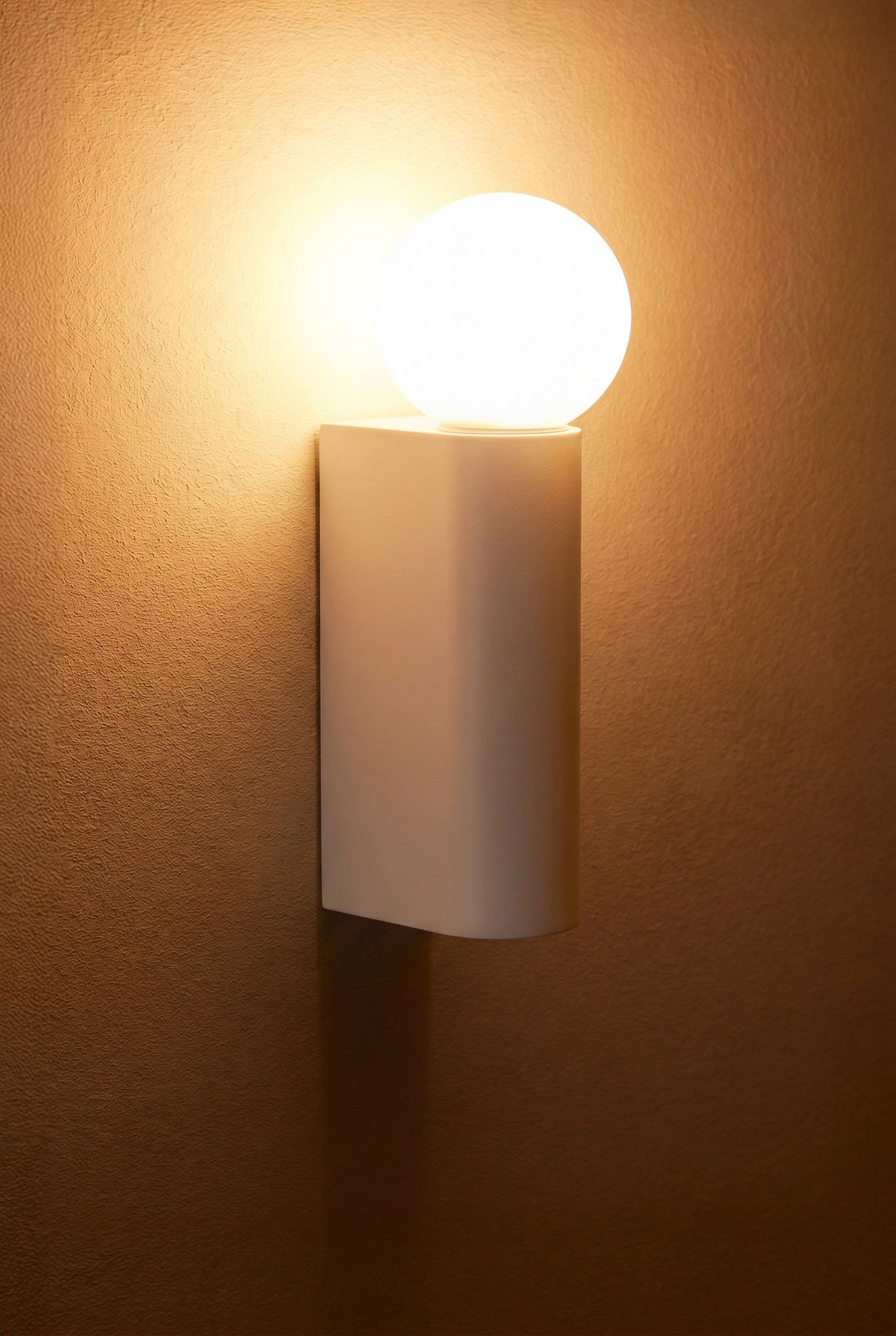 Wandlamp met glazen bol in aluminium Irvine, galerij beeld 2