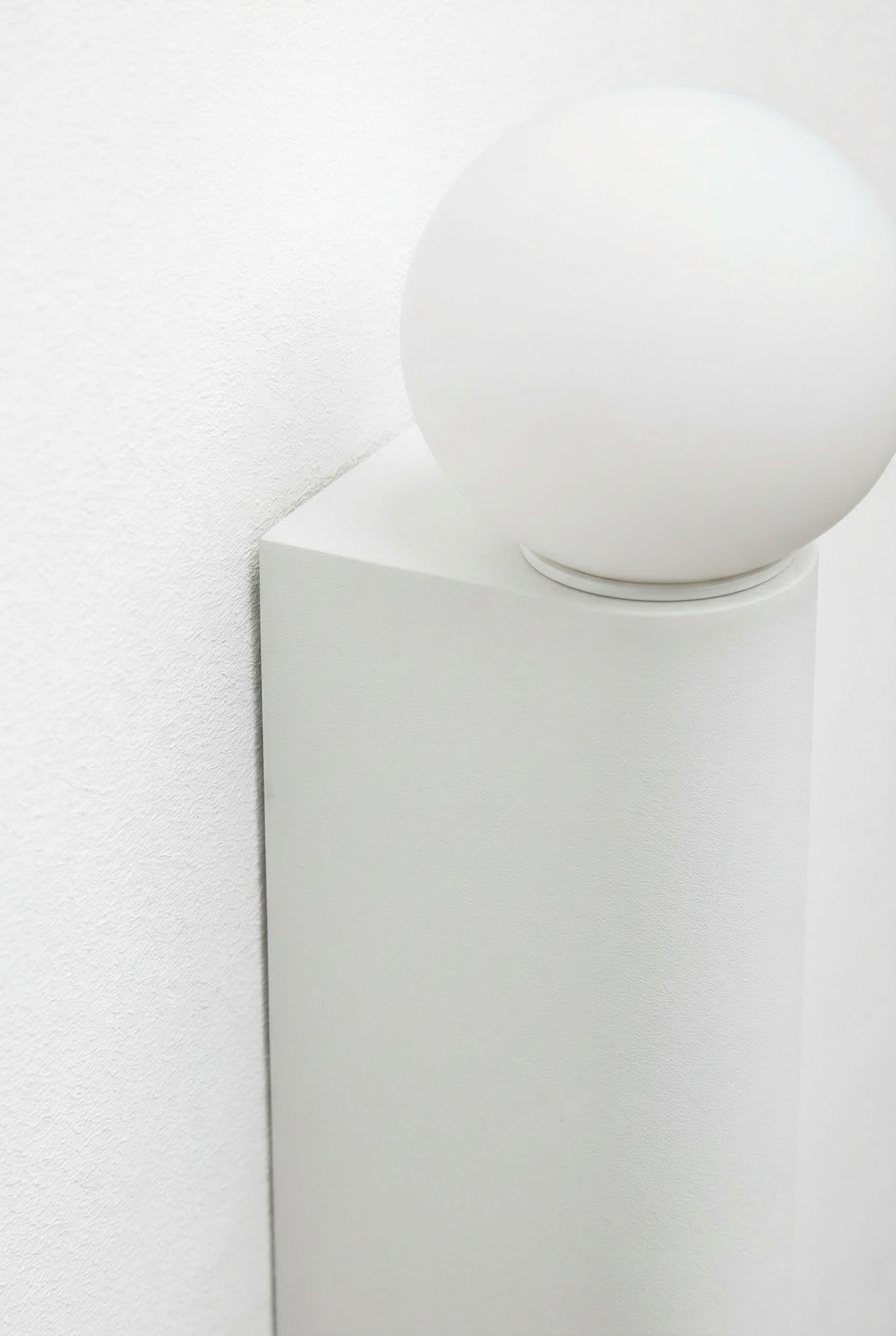 Wandlamp met glazen bol in aluminium Irvine, galerij beeld 4