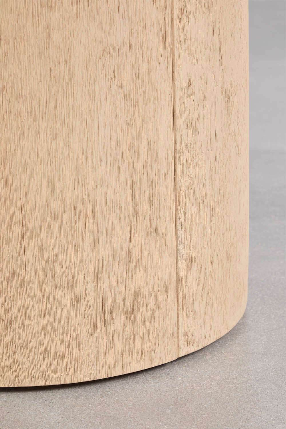 Set van een ronde tafel Ø120 cm in cement Sharpay en 6 opvouwbare regisseursstoelen voor buiten in acaciahout Olivia, galerij beeld 5