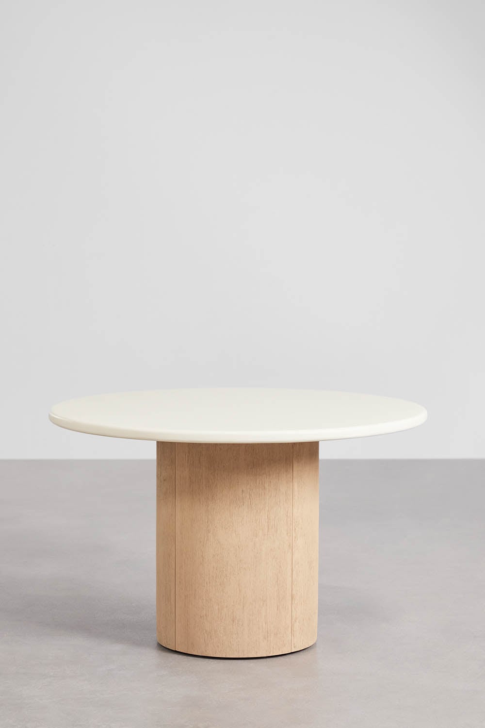 Set van een ronde tafel Ø120 cm in cement Sharpay en 6 tuinstoelen van acaciahout Nualis, galerij beeld 3