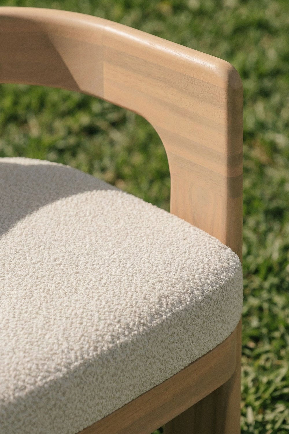 Set van 2 tuinstoelen met armleuningen van acaciahout en bouclé stof Kandroa, galerij beeld 2