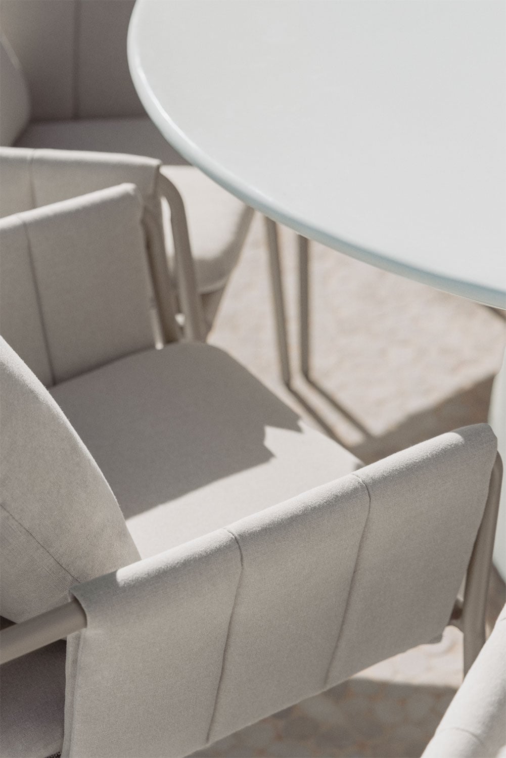 Ronde tafelset Ø150 cm in cement Numira en 8 tuinstoelen met armleuningen, gestoffeerd en van Zunika-staal, galerij beeld 2