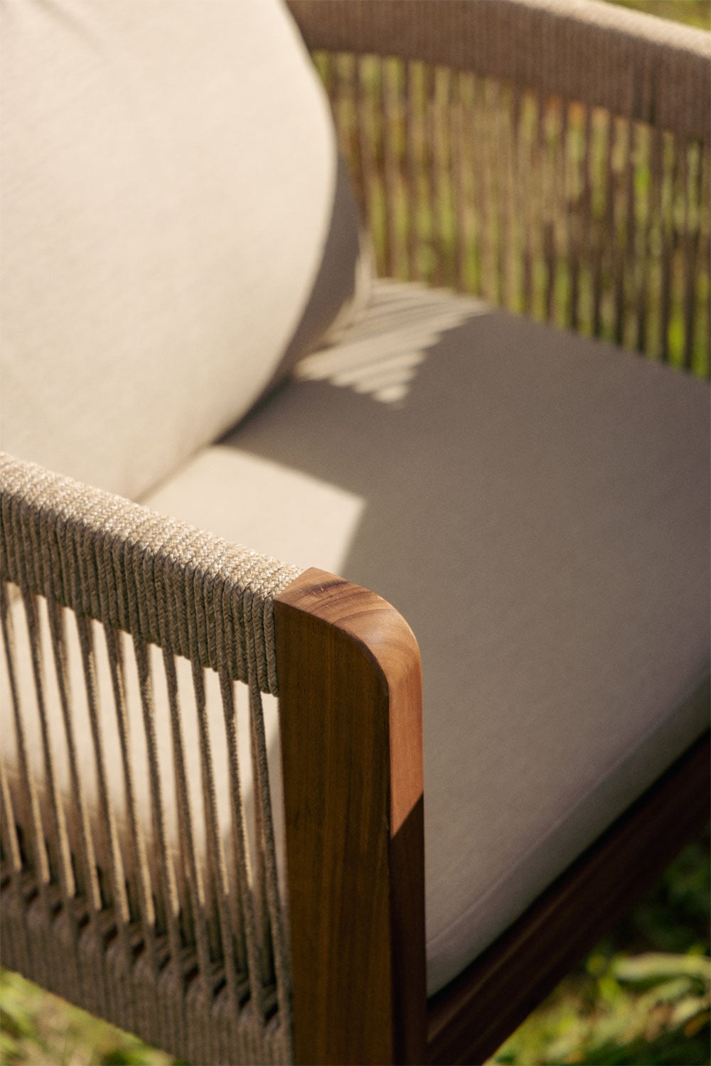 Set van 2 tuinstoelen met armleuningen van acaciahout en gevlochten touw Serel, galerij beeld 2