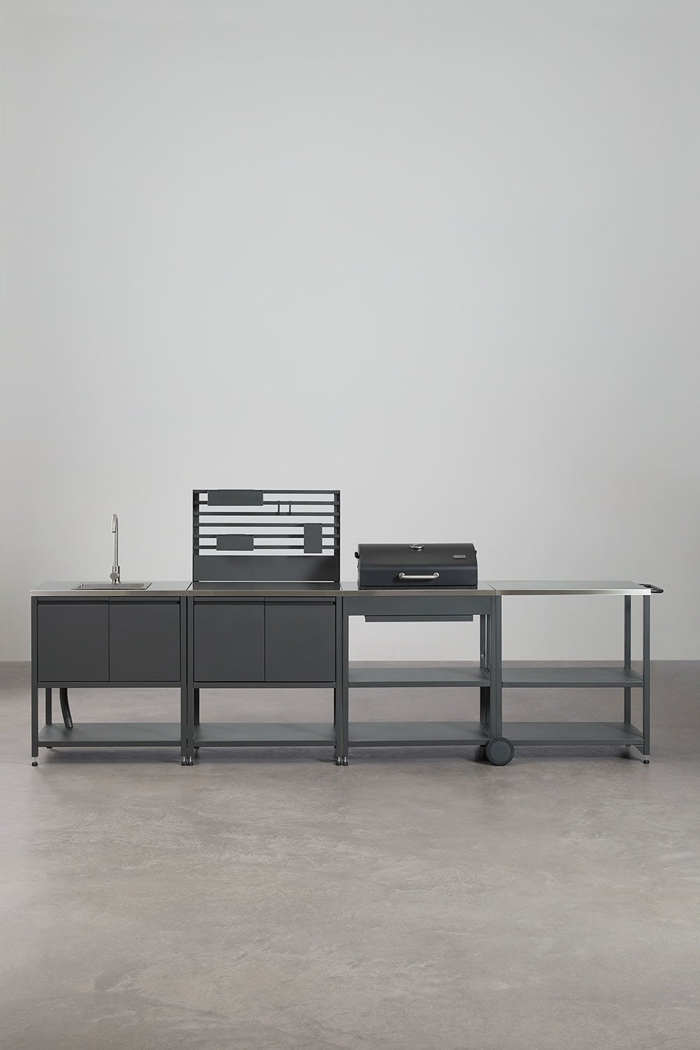 Modulaire buitenkeuken van 4 delen met gootsteen, organizerpaneel, kar en Savona koolskoolbarbecue van staal, galerij beeld 4