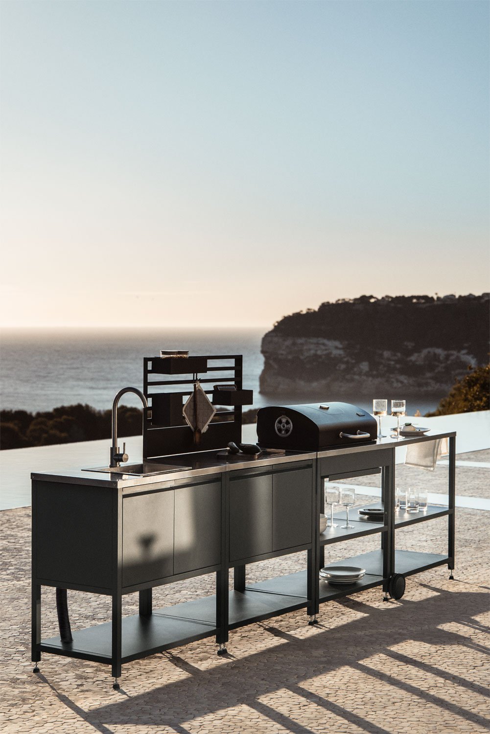 Modulaire buitenkeuken van 4 delen met gootsteen, organizerpaneel, kar en Savona koolskoolbarbecue van staal, galerij beeld 11