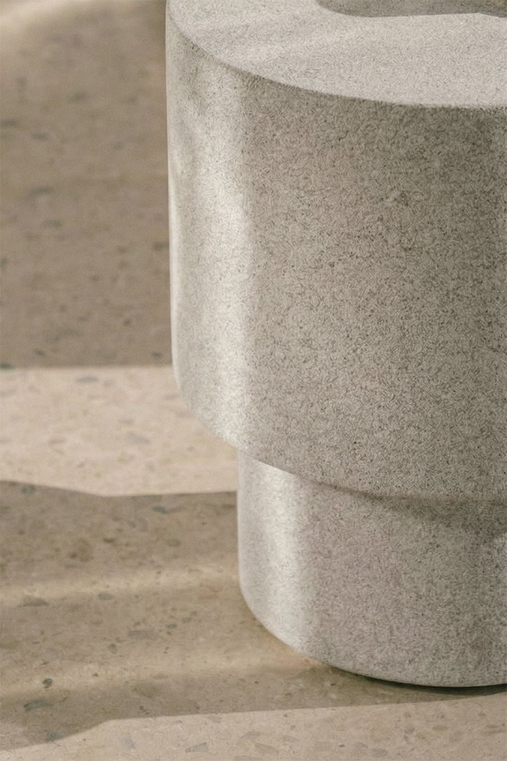 Ronde bijzettafel voor tuin Ø45 cm in cement Selara, galerij beeld 2