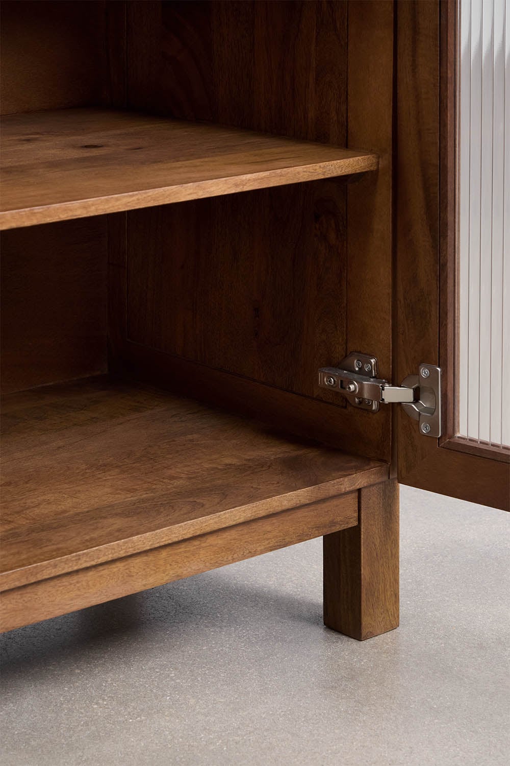 Ildara dressoir van mangohout en glas, galerij beeld 7