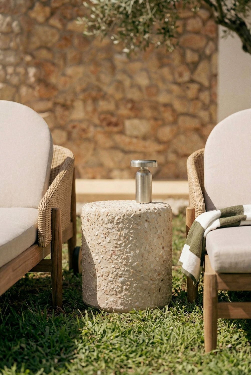 Ronde bijzettafel voor tuin Ø35 cm in cement Elyndra, galerij beeld 1