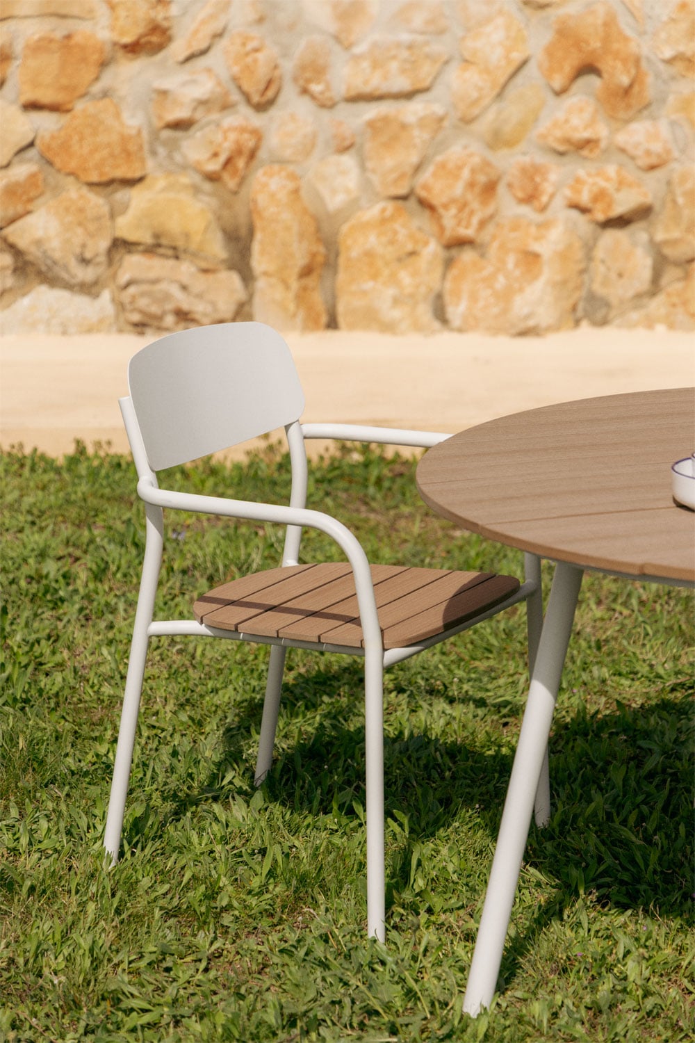 Stapelbare set van 4 tuinstoelen met armleuningen van hout en staal Mireiali, galerij beeld 1