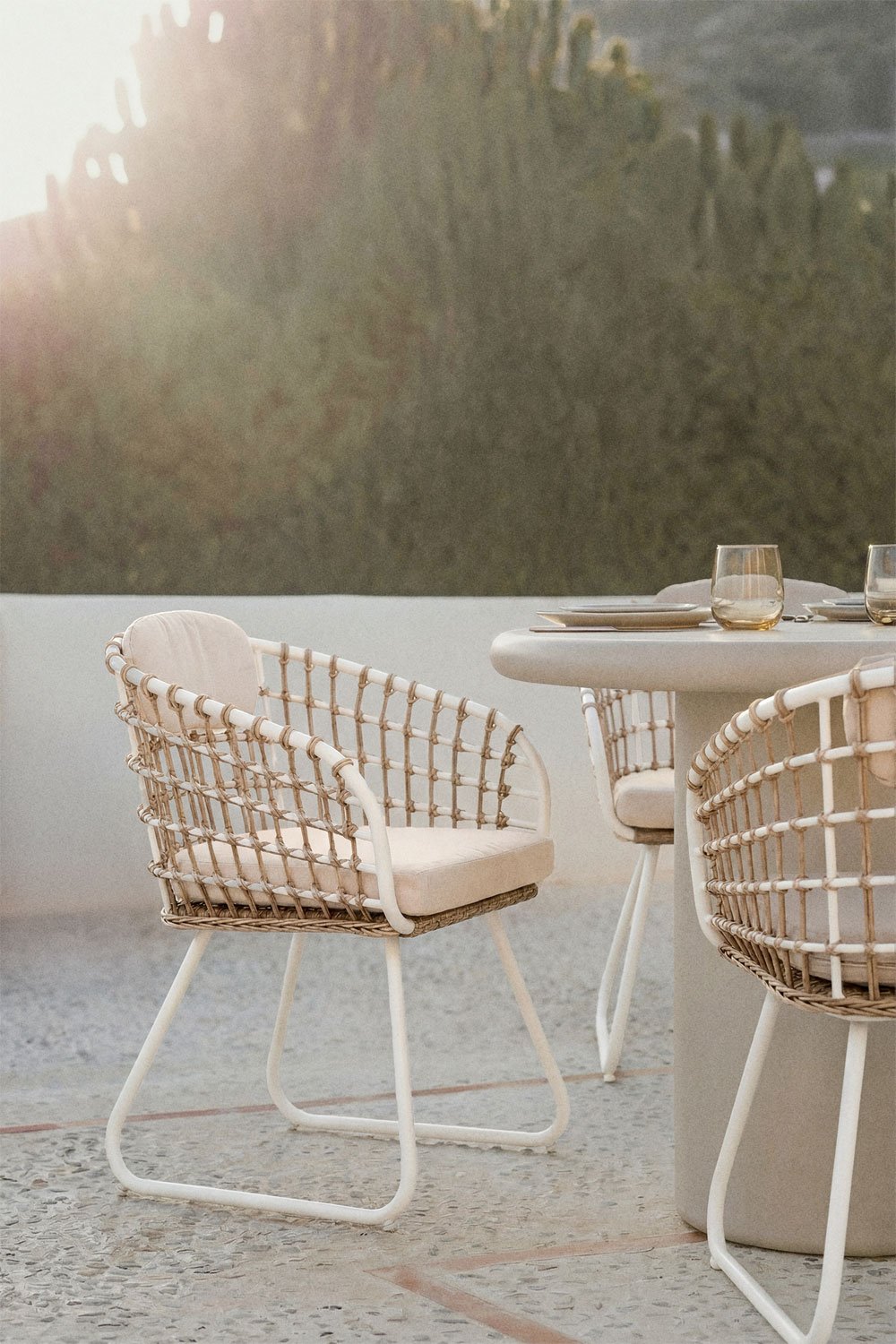 Set van 2 tuinstoelen met armleuningen van aluminium en synthetisch riet Isaran, galerij beeld 1