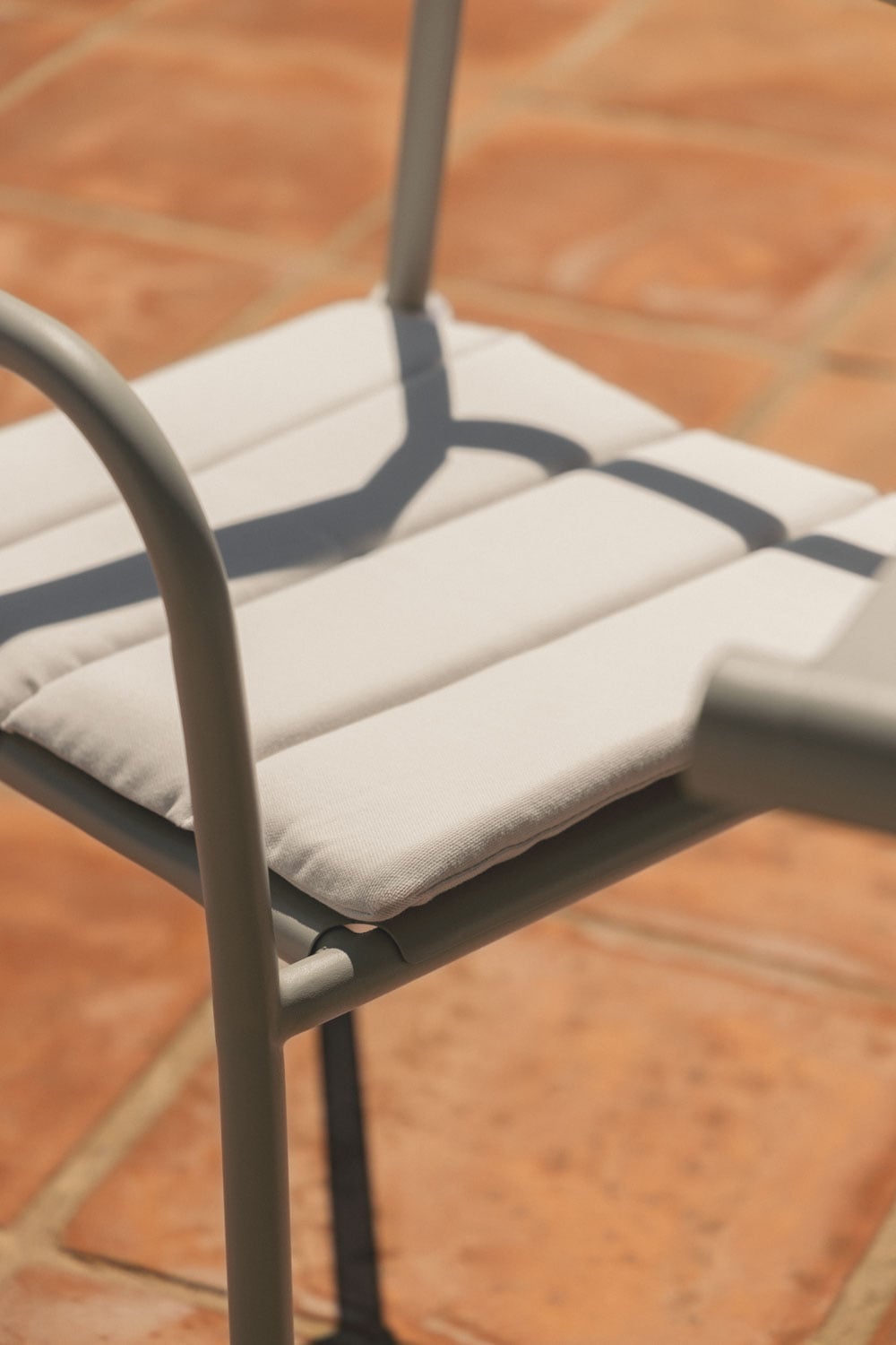 Stapelbare set van 4 tuinstoelen met armleuningen van staal Tossa, galerij beeld 2