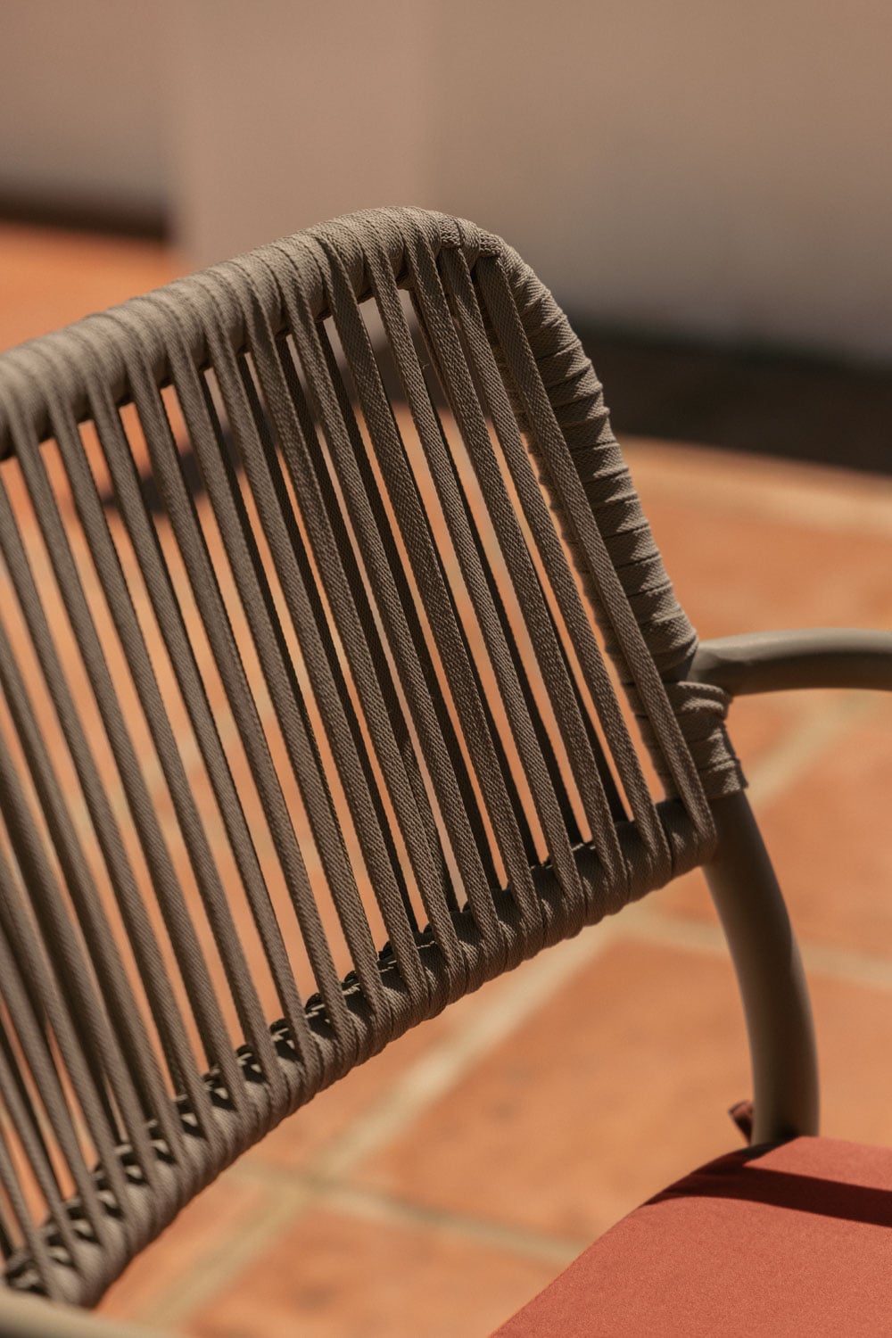 Stapelbare set van 4 tuinstoelen met armleuningen in gevlochten touw Arhiza, galerij beeld 2