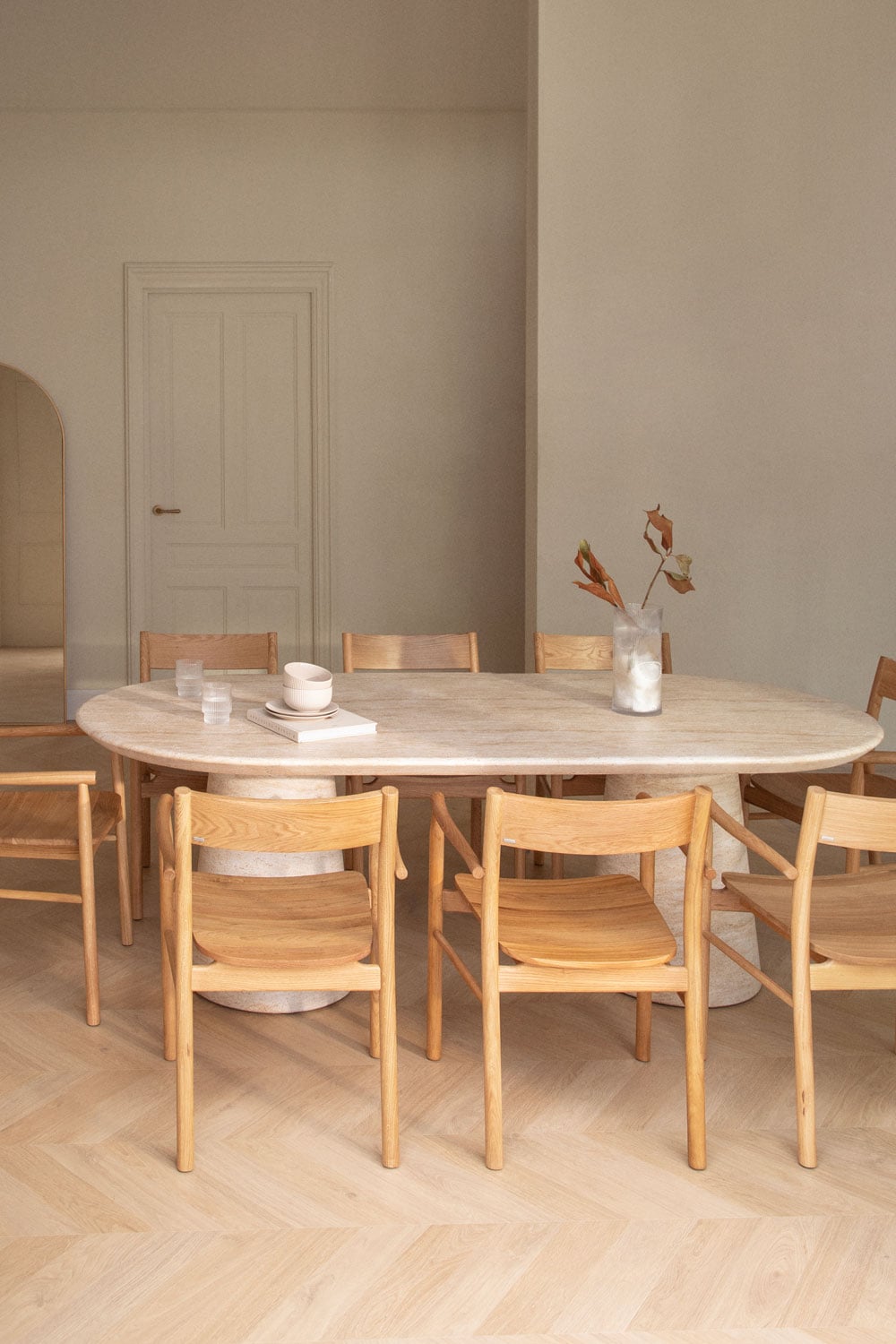Ovale tafelset 220x95 cm in cement look travertin Noemi en 8 eetkamerstoelen in eikenhout Mara Signature, galerij beeld 1