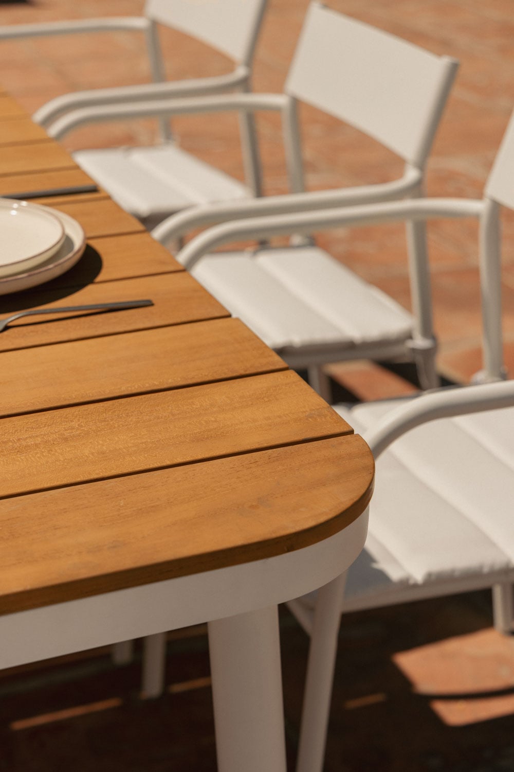 Rechthoekige uitschuifbare eettafel 240-300x100 cm van aluminium Mareiran en 8 stapelbare tuinstoelen van staal Tossa, galerij beeld 2