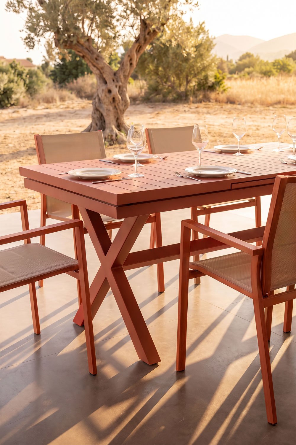 Set van rechthoekige uitschuifbare tuintafel 180-240x90 cm en 6 stapelbare tuinstoelen met armleuningen van aluminium Karena, galerij beeld 2