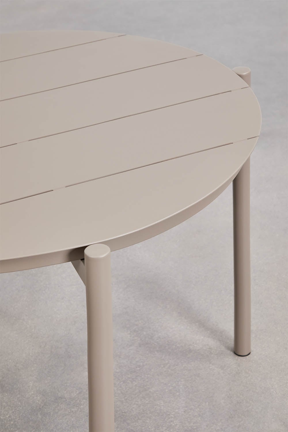 Ronde tafelset Ø110 cm in aluminium Elton en 4 tuinstoelen met armleuningen in staal Anerina, galerij beeld 4
