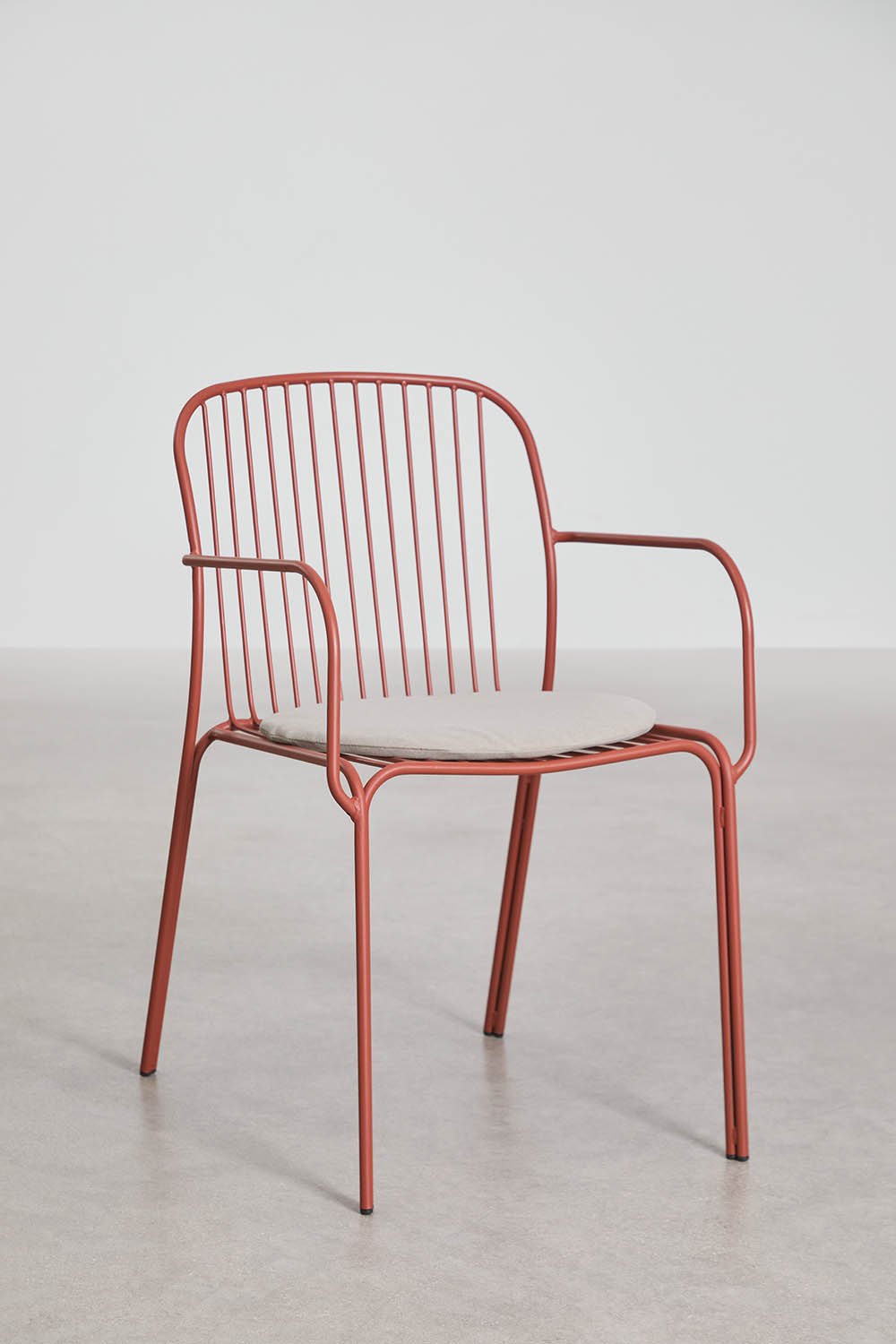 Ronde tafelset Ø110 cm in aluminium Elton en 4 tuinstoelen met armleuningen in staal Anerina, galerij beeld 6