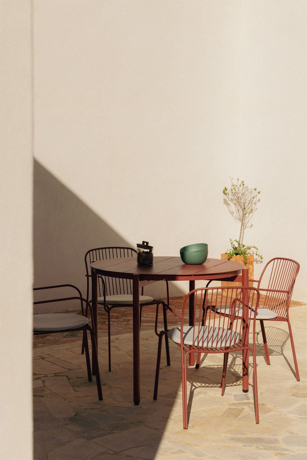 Ronde tafelset Ø110 cm in aluminium Elton en 4 tuinstoelen met armleuningen in staal Anerina, galerij beeld 1