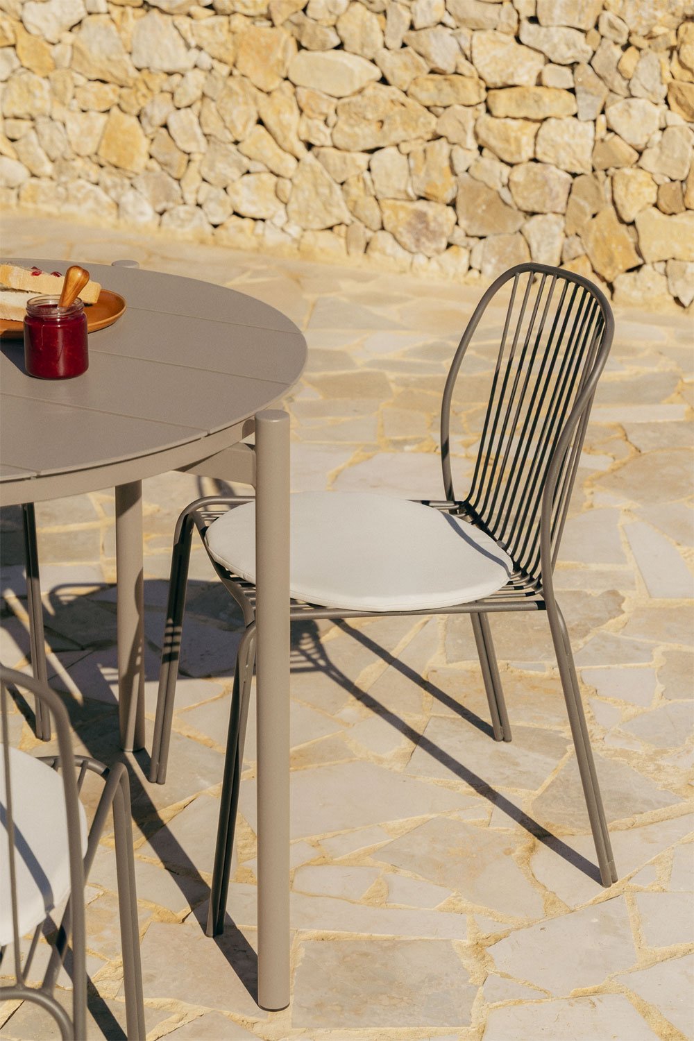 Ronde tafelset Ø110 cm in aluminium Elton en 4 tuinstoelen in staal Anerina, galerij beeld 2