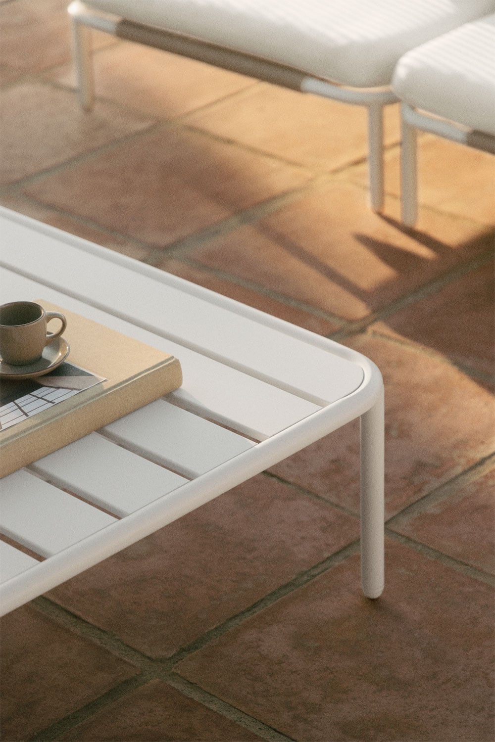 Tuinset met 2-delige modulaire bank en salontafel van Roubly-staal, galerij beeld 2