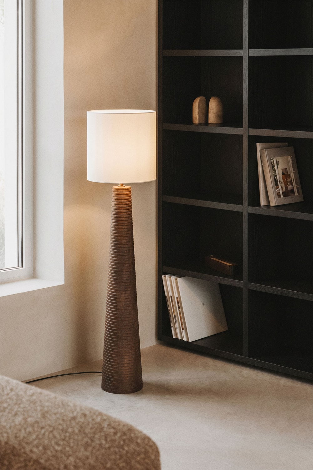 Staande lamp van mangohout Malva, galerij beeld 1