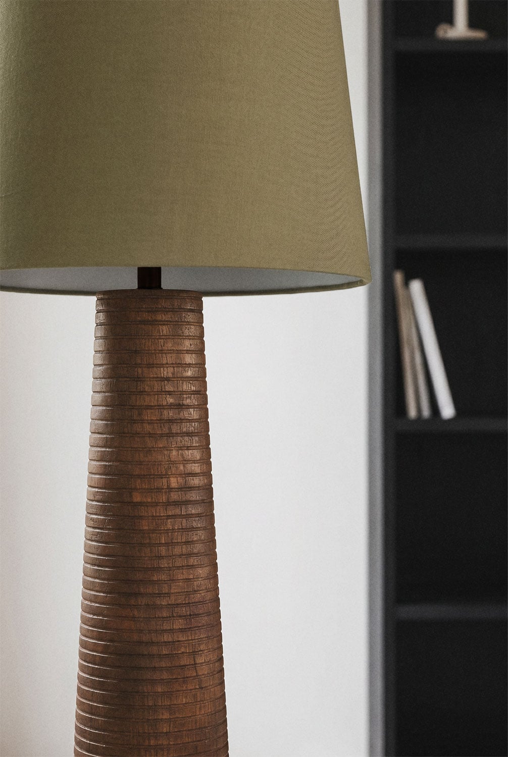 Staande lamp van mangohout Malva, galerij beeld 2