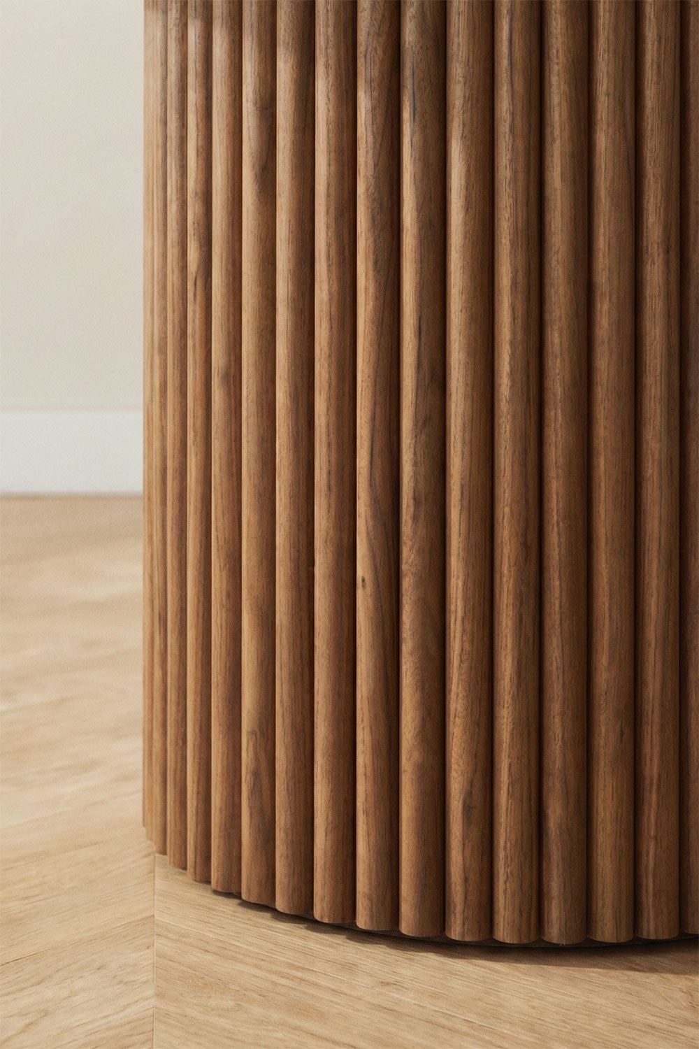 Ronde eettafel van cement en acaciahout Sirvon, galerij beeld 2