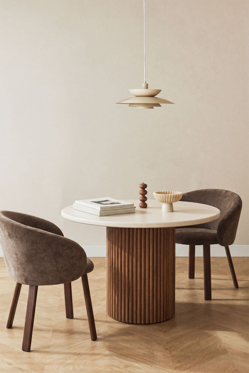 Ronde eettafel van cement en acaciahout Sirvon, galerij beeld 1
