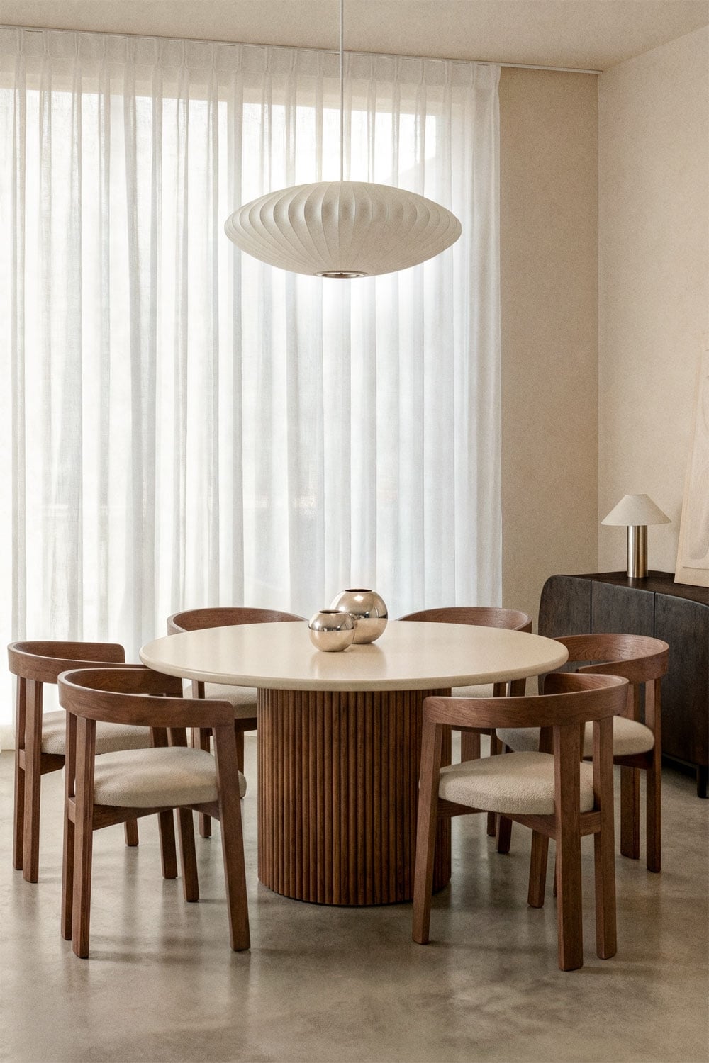 Ronde eettafel van cement en acaciahout Sirvon, galerij beeld 1