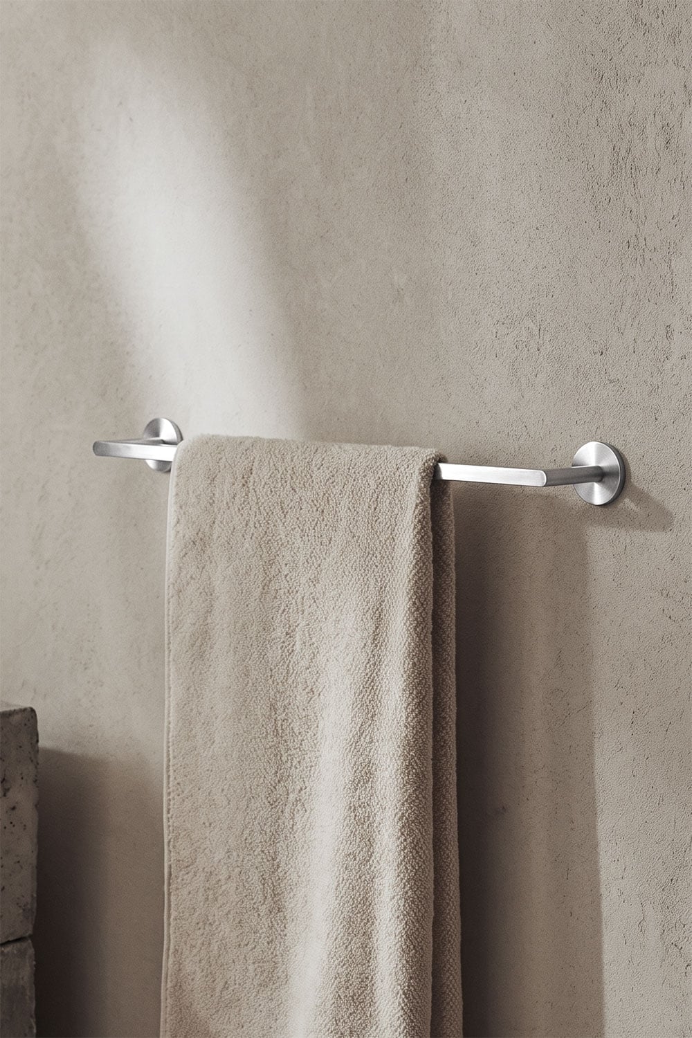 Zelfklevende wandhanddoekhouder met stang 60 cm voor de badkamer van geborsteld grijs roestvrij staal Caldrumi, galerij beeld 1