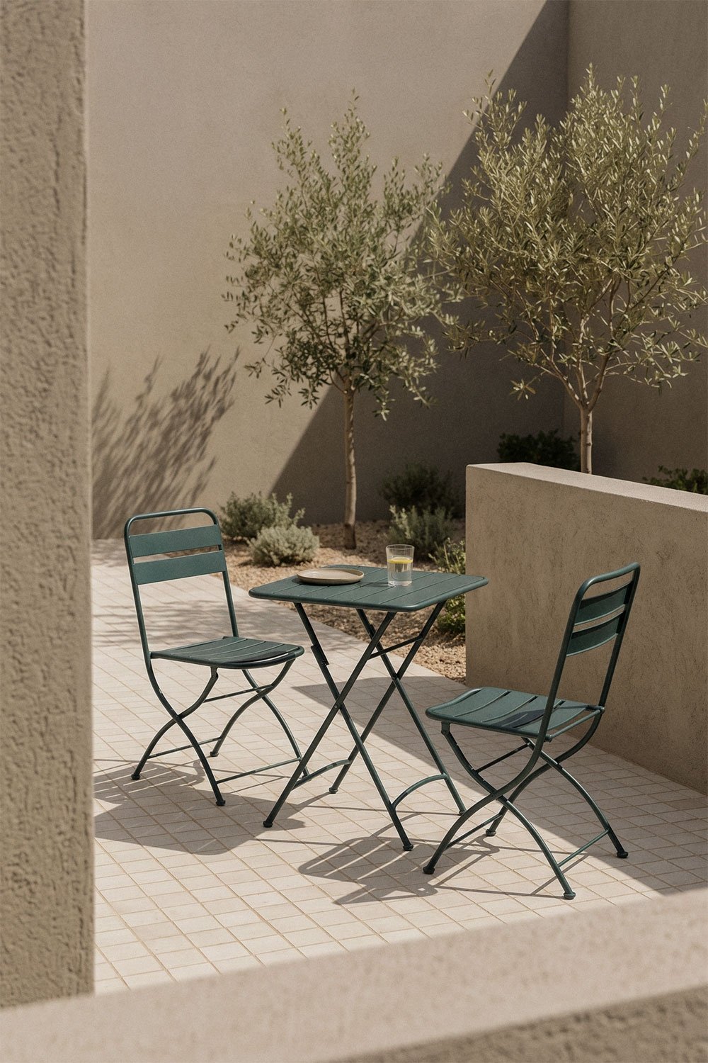Set van een vierkante tafel 60x60 cm en 2 inklapbare tuinstoelen van staal Janti, galerij beeld 1