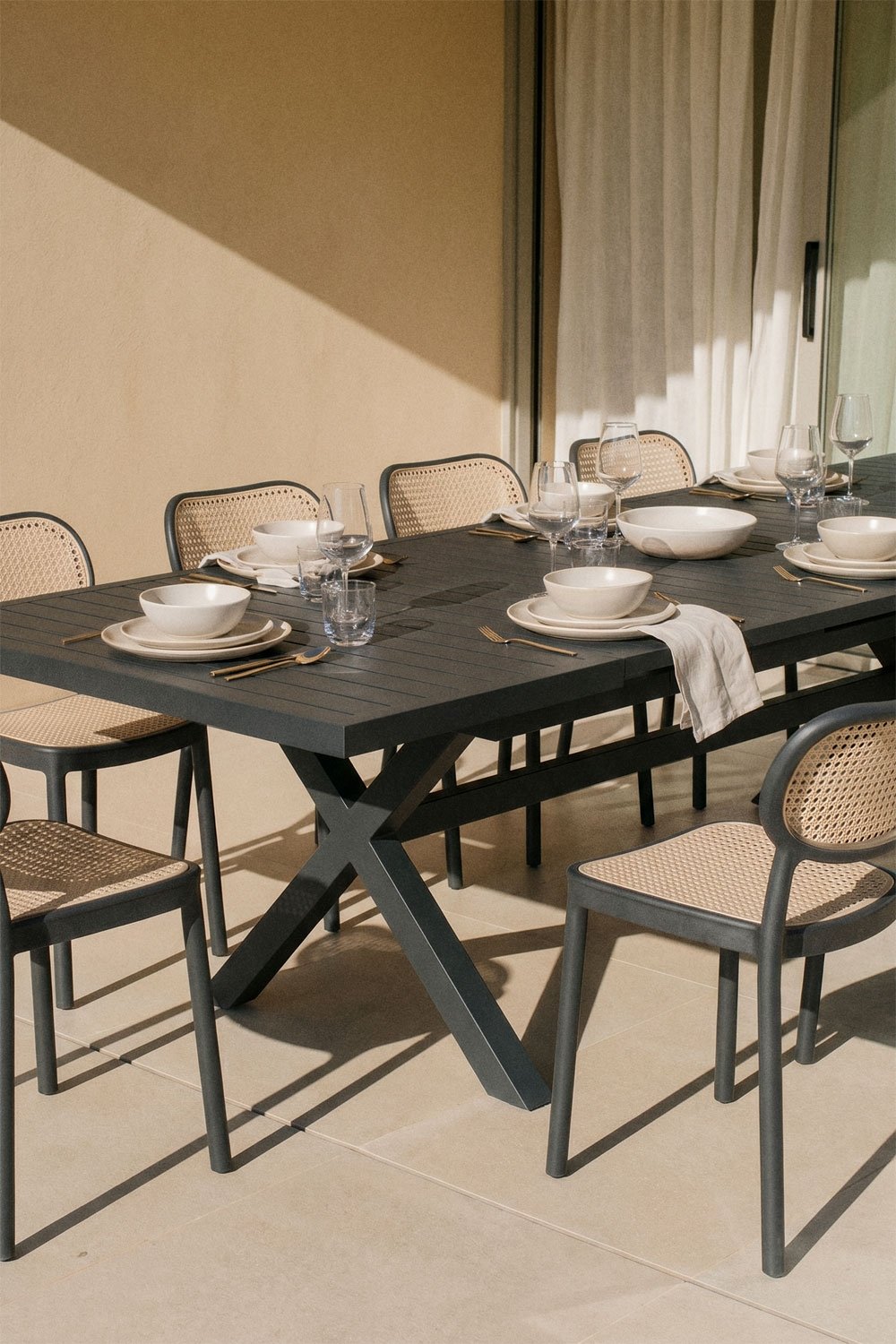 Set van uitschuifbare rechthoekige tafel 240-300x100 cm in aluminium Karena en 10 stapelbare tuinstoelen van polypropyleen Omara, galerij beeld 2