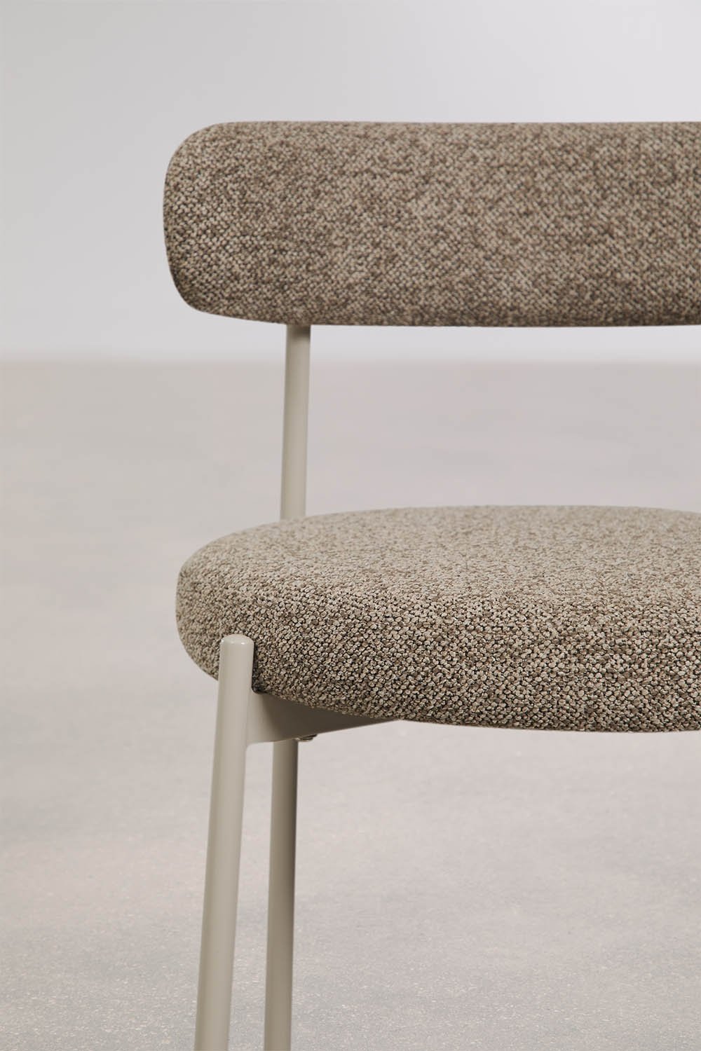 Hoge kruk met rugleuning in bouclé stof Brim, galerij beeld 6