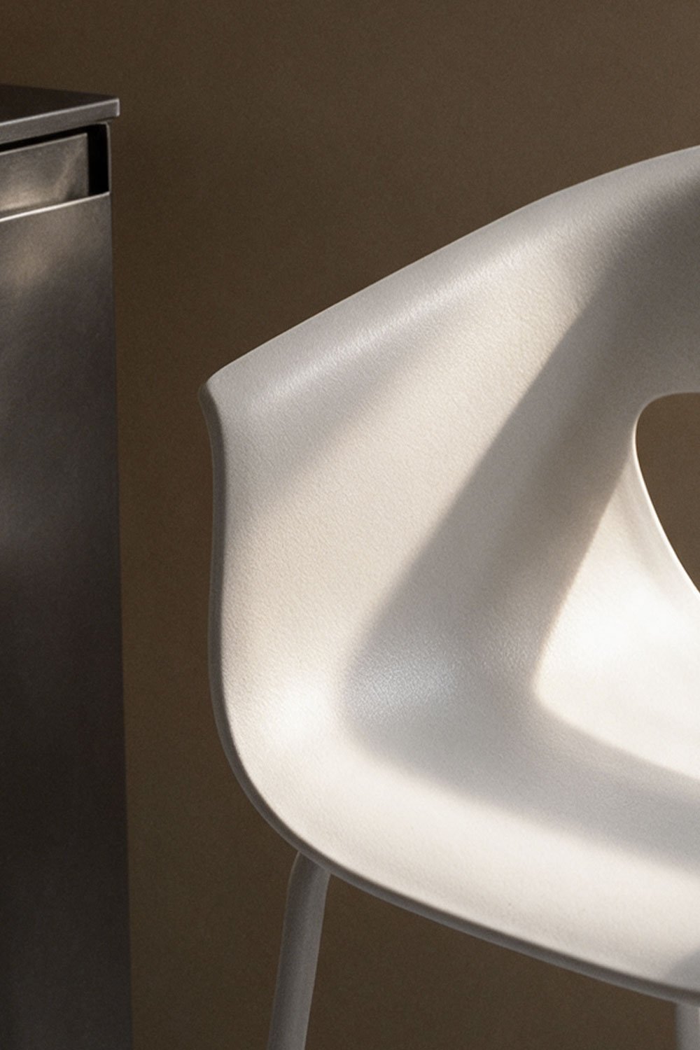 Set van 4 hoge krukken 75 cm van polypropyleen en grijsachtig wit staal Alanys, galerij beeld 2