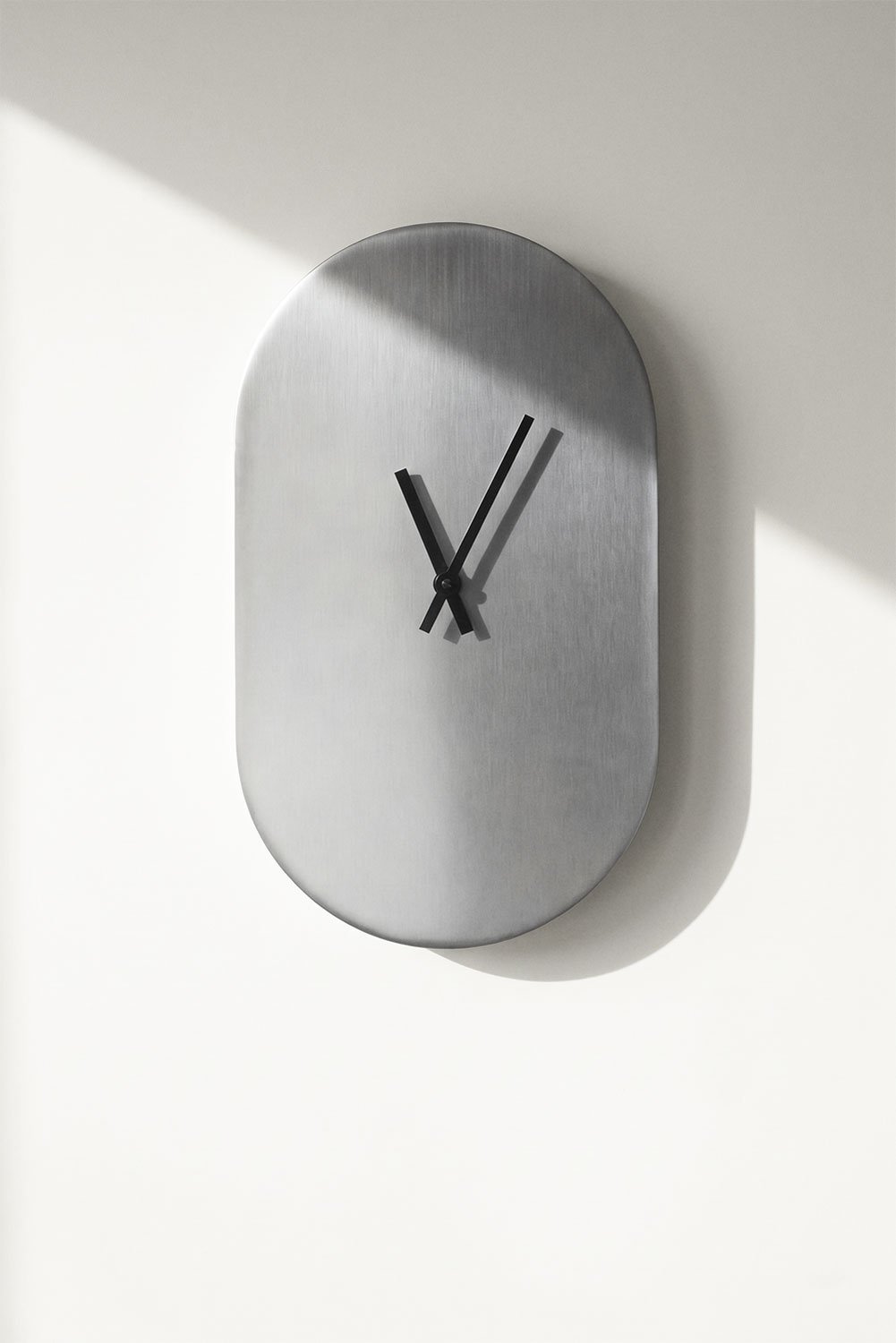 Ovale wandklok 35x20 cm van roestvrij staal Daffiel, galerij beeld 1