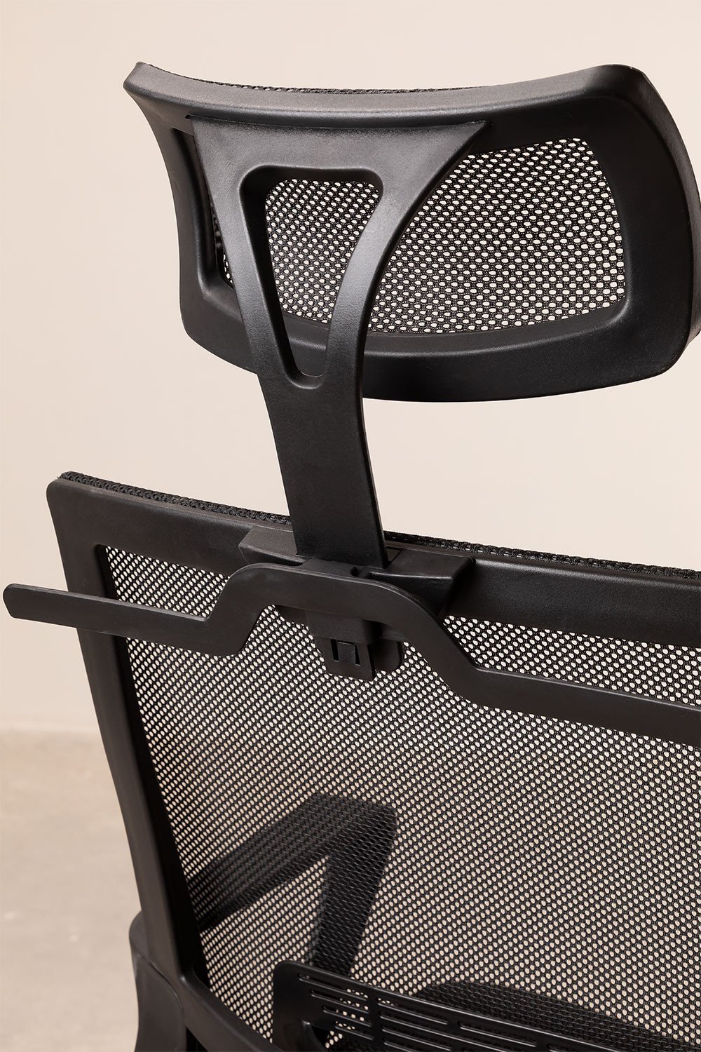 Kantoorkruk met wielen en hoofdsteun van polypropyleen Teill Black, galerij beeld 4