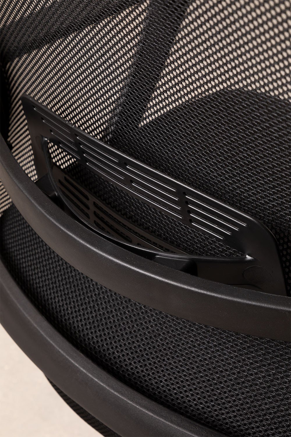 Kantoorkruk met wielen en hoofdsteun van polypropyleen Teill Black, galerij beeld 5